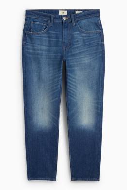 Relaxed Tapered Jeans