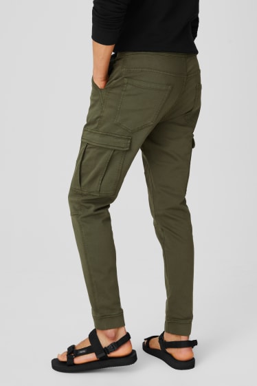 Mężczyźni - CLOCKHOUSE - spodnie bojówki - slim fit - zielony