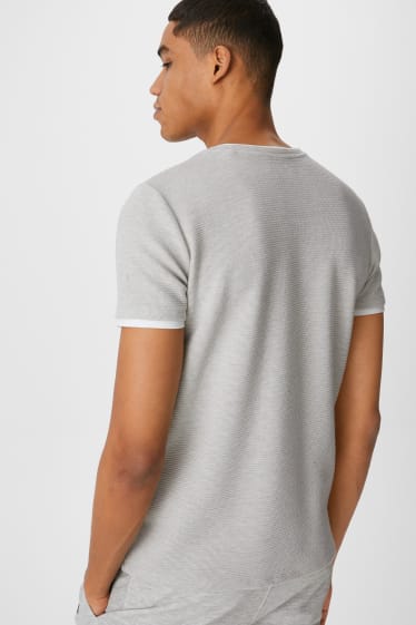 Jóvenes - CLOCKHOUSE - camiseta - look 2 en 1 - gris-marrón