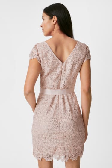 Femmes - Robe fourreau - allure festive - rose