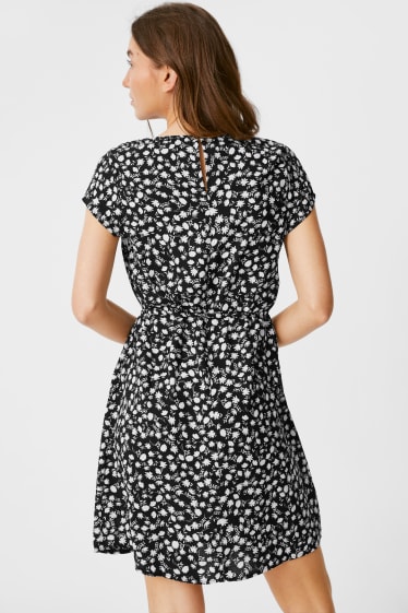 Dámské - Pouzdrové šaty - s květinovým vzorem - černá/bílá