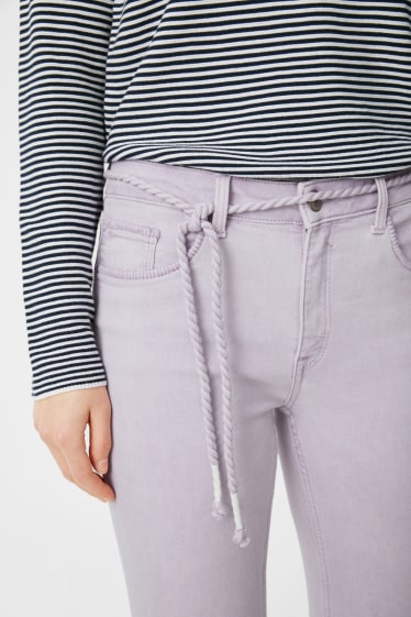 Dames - Skinny jeans met riem - lichtpaars