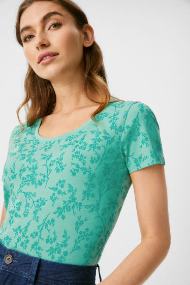 Kobiety - T-shirt basic - w kwiatki - zielony