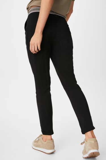 Femei - Pantaloni de stofă - negru