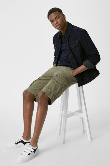 Men - Cargo bermuda shorts with belt - green