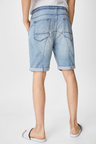 Tieners & jongvolwassenen - CLOCKHOUSE - korte spijkerbroek - Jog Denim - jeanslichtblauw
