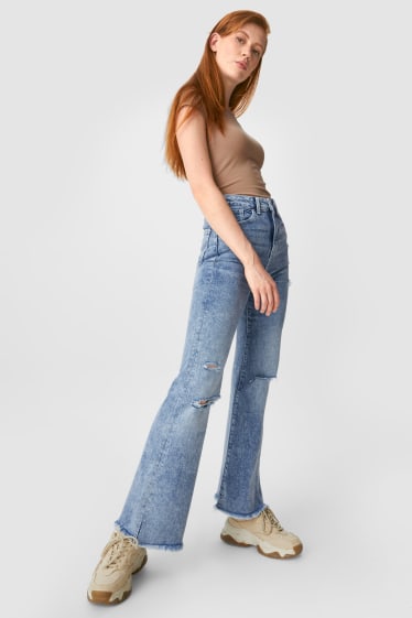 Nastolatki - CLOCKHOUSE - flare jeans - wysoki stan - dżins-jasnoniebieski