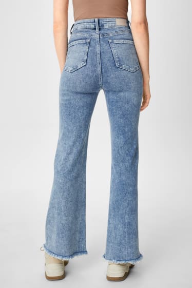 Jóvenes - CLOCKHOUSE - flare jeans - high waist - vaqueros - azul claro
