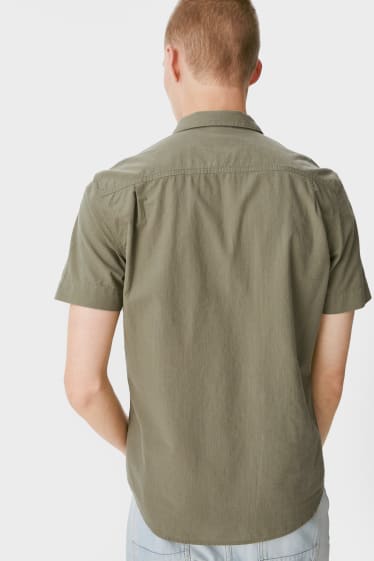 Nastolatki - CLOCKHOUSE - koszula - regular fit - przypinany kołnierzyk - zielony