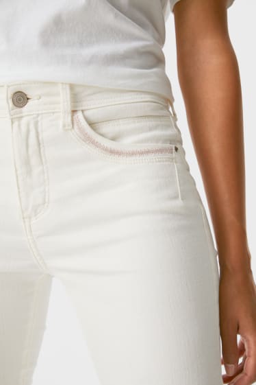 Kobiety - Slim jeans - efekt połysku - kremowobiały