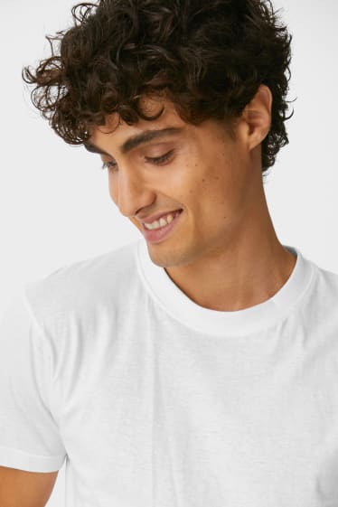 Mężczyźni - Wielopak, 3 pary - T-shirt - materiał w cienkie prążki - biały