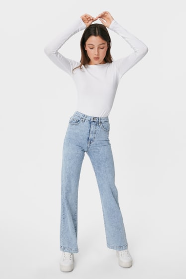 Jóvenes - CLOCKHOUSE - wide leg jeans - vaqueros - azul claro