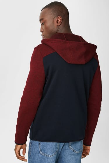 Pánské - Pletený kardigan s kapucí - z recyklovaného materiálu - červená/tmavomodrá