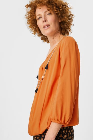 Kobiety - Bluzka z naszyjnikiem - pomarańczowy