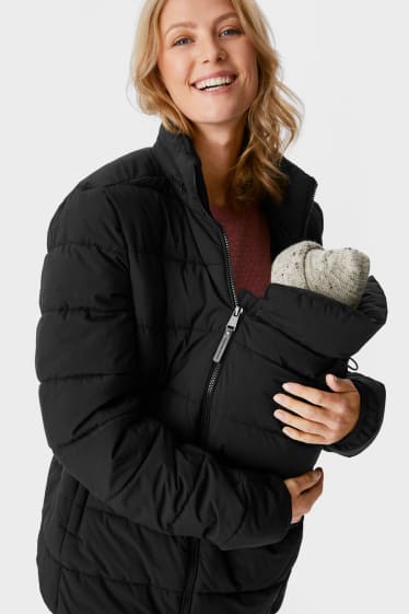 Kobiety - Pikowana kurtka ciążowa z kapturem i wstawką na niemowlę - unisex - czarny