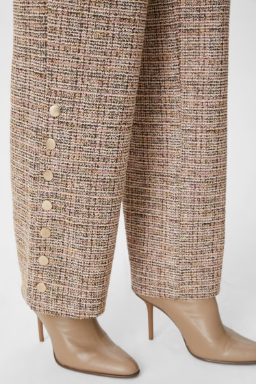 Femei - Pantaloni din bouclé - straight fit - aspect lucios - bej