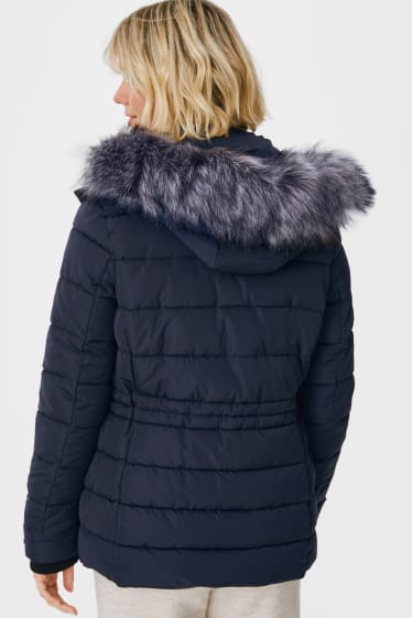 Dámské - Prošívaná bunda s kapucí a límcem z umělé kožešiny - tmavomodrá