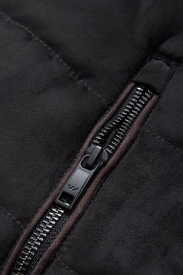 Pánské - Prošívaná bunda s kapucí - imitace semiše - černá