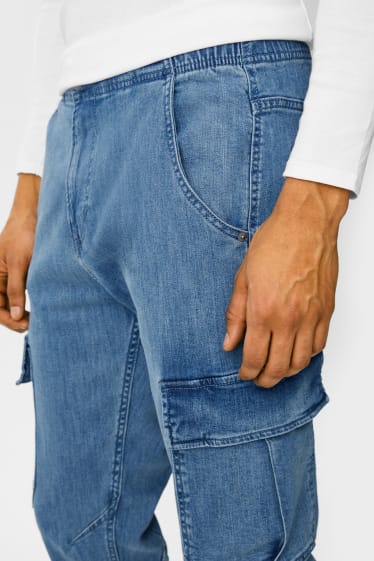 Mężczyźni - Tapered jeans - dżinsy-bojówki - dżins-niebieski