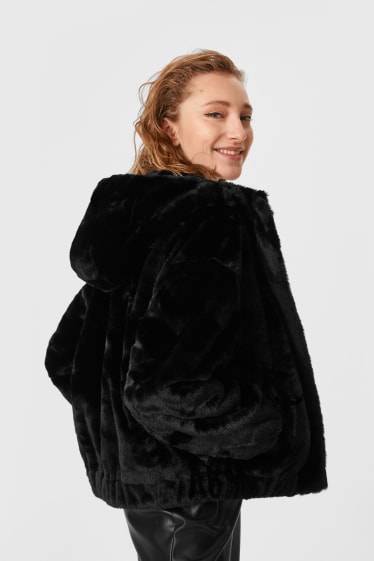 Dospívající a mladí - CLOCKHOUSE - bunda z umělé kožešiny s kapucí - černá