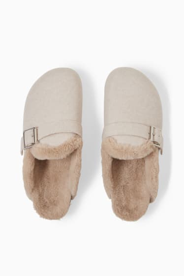 Femmes - Chaussons - doublés - beige