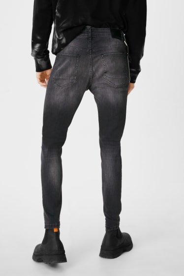 Hommes - CLOCKHOUSE - Super skinny jean avec chaîne - LYCRA® - jean gris