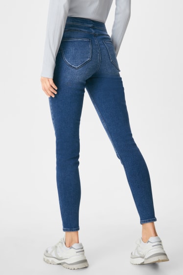 Kobiety - Jegging jeans - jegginsy ocieplane - efekt push-up - dżins-niebieski