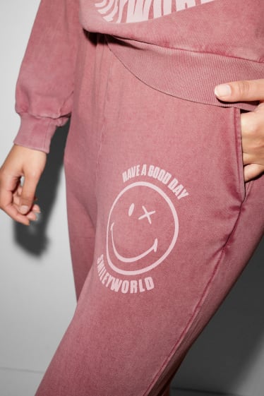 Femmes - CLOCKHOUSE - pantalon de jogging - SmileyWorld® - violet clair