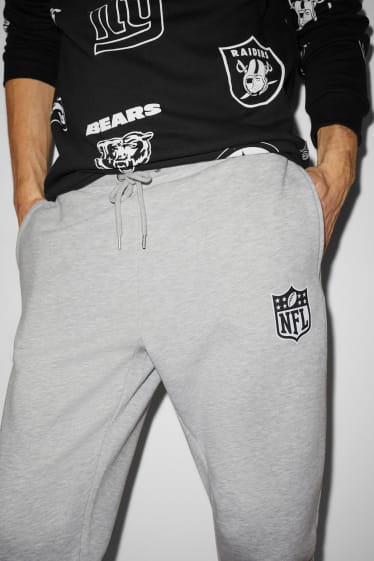 Mężczyźni - CLOCKHOUSE - spodnie dresowe - NFL - jasnoszary-melanż