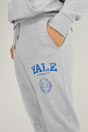Pánské - Teplákové kalhoty - Yale University - světle šedá-žíhaná