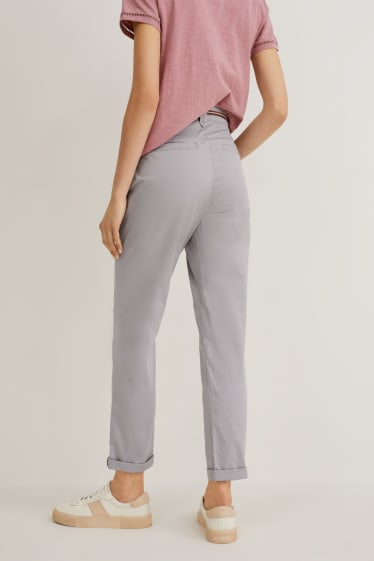 Dámské - Plátěné kalhoty s páskem - tapered fit - světle šedá