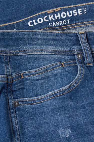 Mężczyźni - CLOCKHOUSE - carrot jeans  - dżins-niebieski