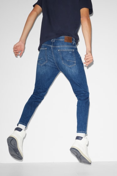 Mężczyźni - CLOCKHOUSE - carrot jeans  - dżins-niebieski