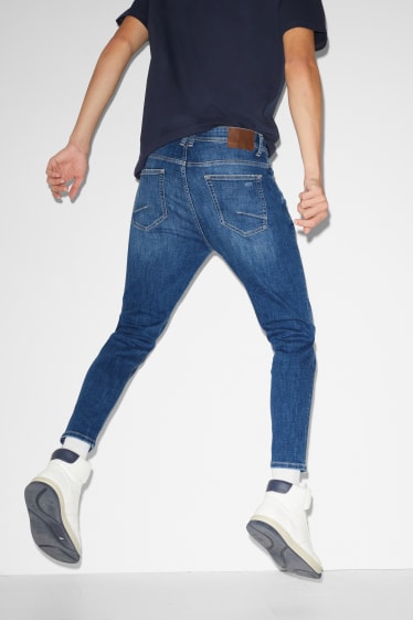 Bărbați - CLOCKHOUSE - carrot jeans  - denim-albastru