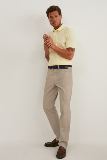 Home - Pantalons amb cinturó - regular fit - LYCRA® - marró clar