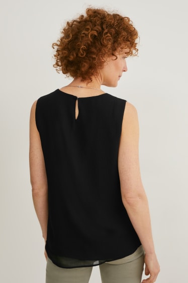 Kobiety - Szyfonowy top bluzkowy z łańcuszkiem - czarny