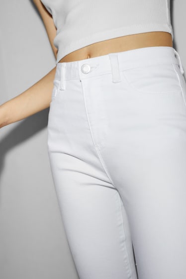 Nastolatki - CLOCKHOUSE - jegging jeans - wysoki stan - biały