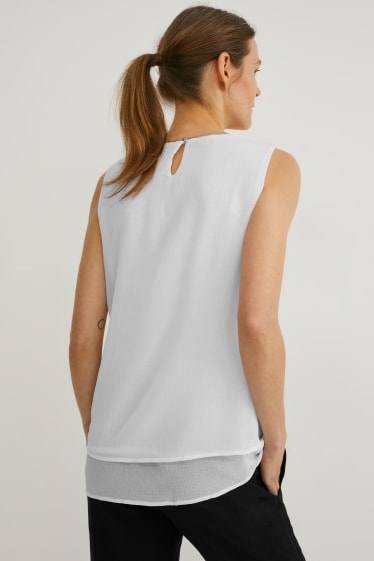 Kobiety - Szyfonowy top bluzkowy z łańcuszkiem - biały