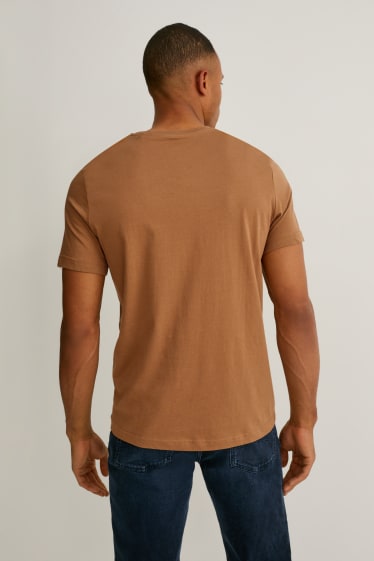 Mężczyźni - MUSTANG - T-shirt - brązowy