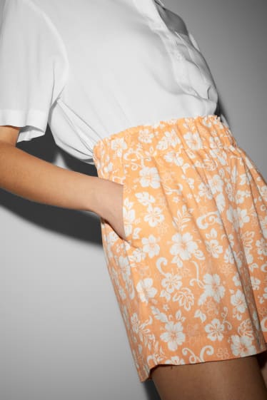 Adolescenți și tineri - CLOCKHOUSE - pantaloni scurți - talie înaltă - cu flori - portocaliu