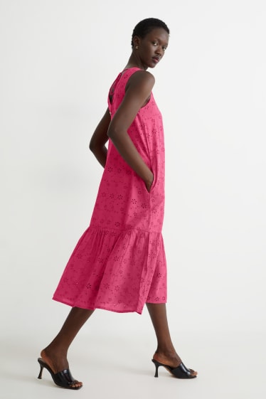 Femmes - Robe évasée - motif brodé - rose