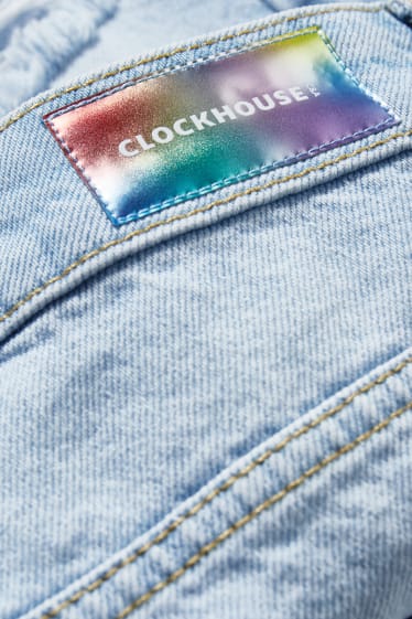 Nastolatki - CLOCKHOUSE - szorty dżinsowe - wysoki stan - PRIDE - dżins-jasnoniebieski