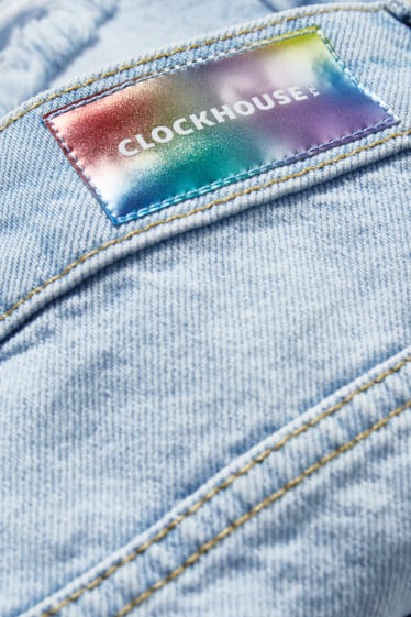 Adolescenți și tineri - CLOCKHOUSE - pantaloni scurți de blugi - talie înaltă - PRIDE - denim-albastru deschis