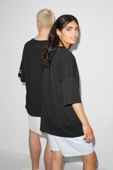 Kobiety - CLOCKHOUSE - T-shirt - Unisex - PRIDE - czarny