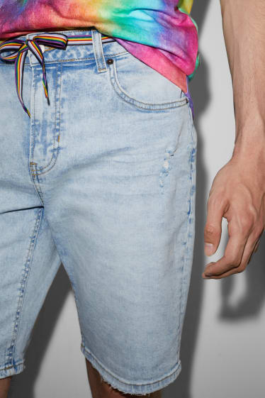Hommes - CLOCKHOUSE - short en jean avec ceinture - PRIDE - jean bleu clair