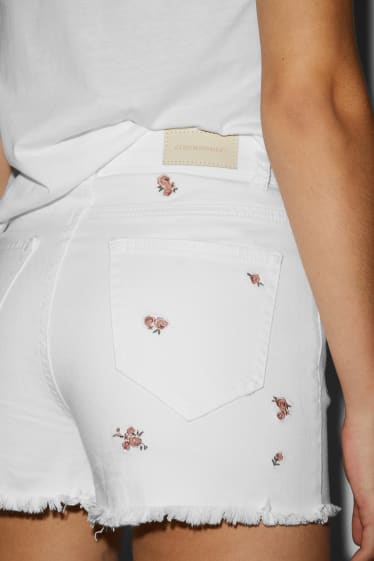 Femmes - CLOCKHOUSE - short en jean - high-waist - à fleurs - blanc