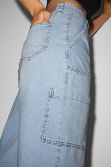 Dospívající a mladí - CLOCKHOUSE - straight cargo jeans - low waist - džíny - světle modré