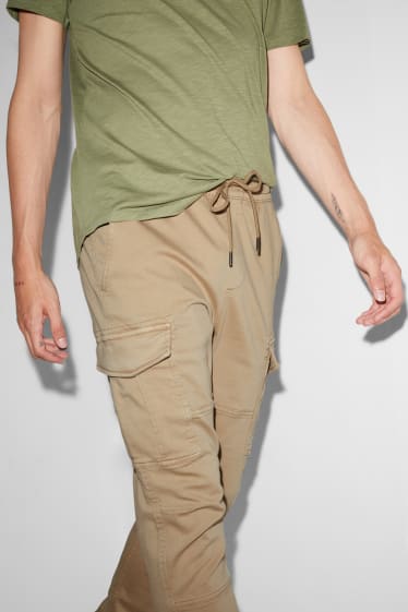 Mężczyźni - CLOCKHOUSE - spodnie bojówki - regular fit  - beżowy