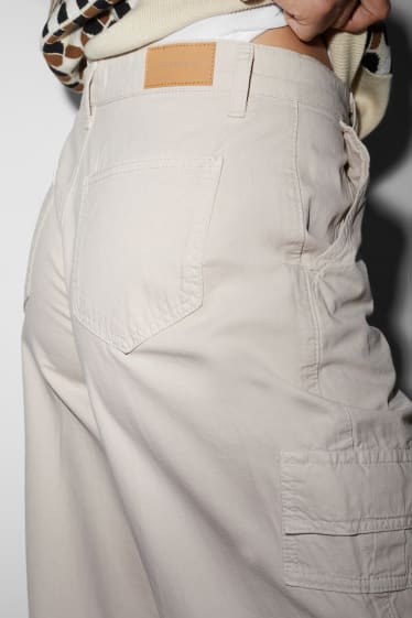 Nastolatki - CLOCKHOUSE - spodnie materiałowe - niski stan - straight fit - beżowy