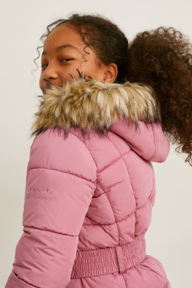 Dětské - Prošívaná bunda s kapucí, límcem z umělé kožešiny a páskem - tmavě růžová